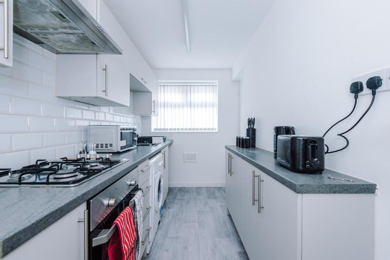 Stylish 2 Bedroom House, Entire Home, Free Parking, Wifi & Netflix Liverpool Dış mekan fotoğraf