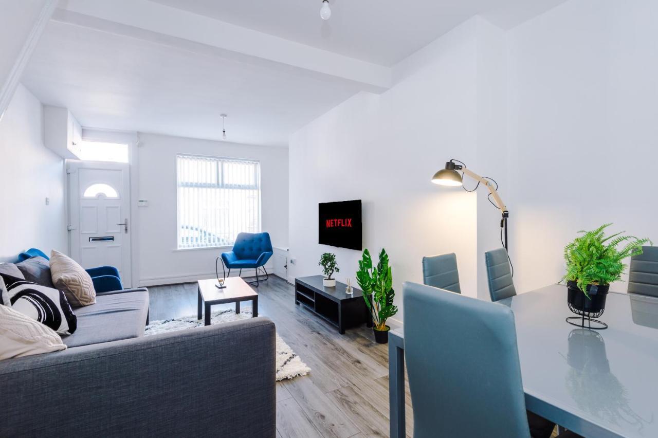 Stylish 2 Bedroom House, Entire Home, Free Parking, Wifi & Netflix Liverpool Dış mekan fotoğraf